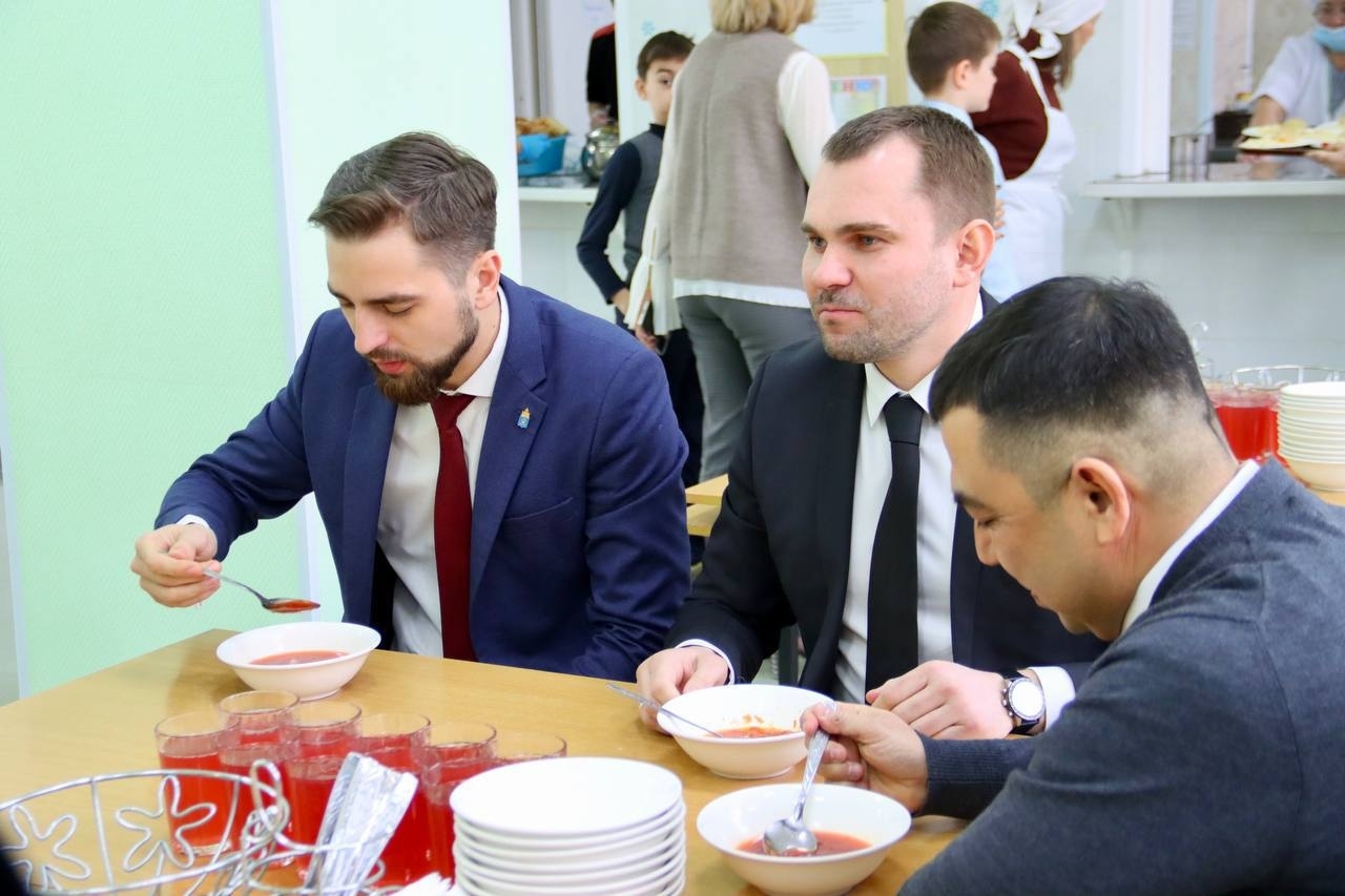 Министр образования Егор Угаров проверил качество питания в школе Астрахани 