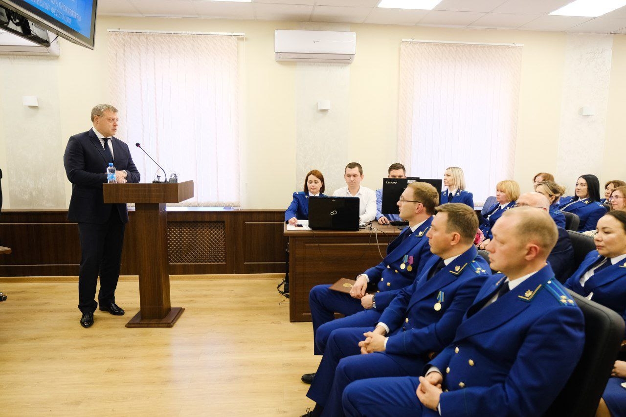 Астраханский губернатор поздравил работников прокуратуры с профпраздником 