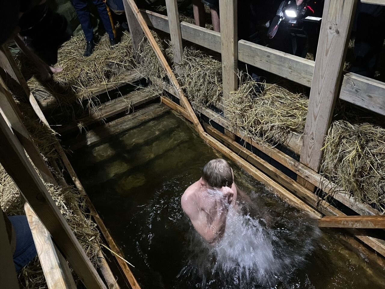 Глава Астрахани присоединился к традиционным Крещенским купаниям 