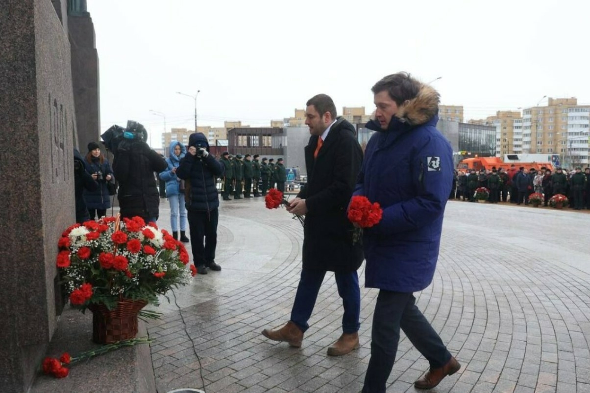 Глава Комитета по транспорту Валентин Енокаев возложил цветы к Триумфальной Арке Победы