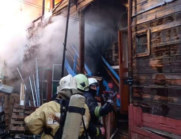 Страшный пожар в Астрахани лишил жилья семью с шестью детьми