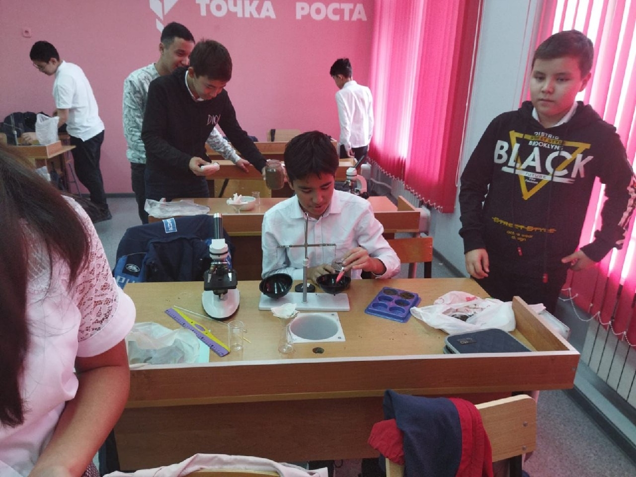 Астраханские школьники занимаются созданием экологических проектов 