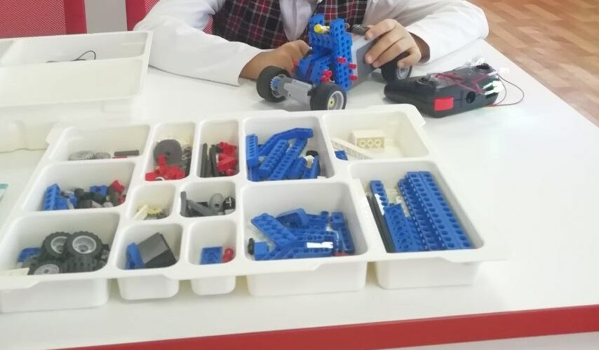 Юный астраханец занимается конструированием роботов в центре «Точка роста»