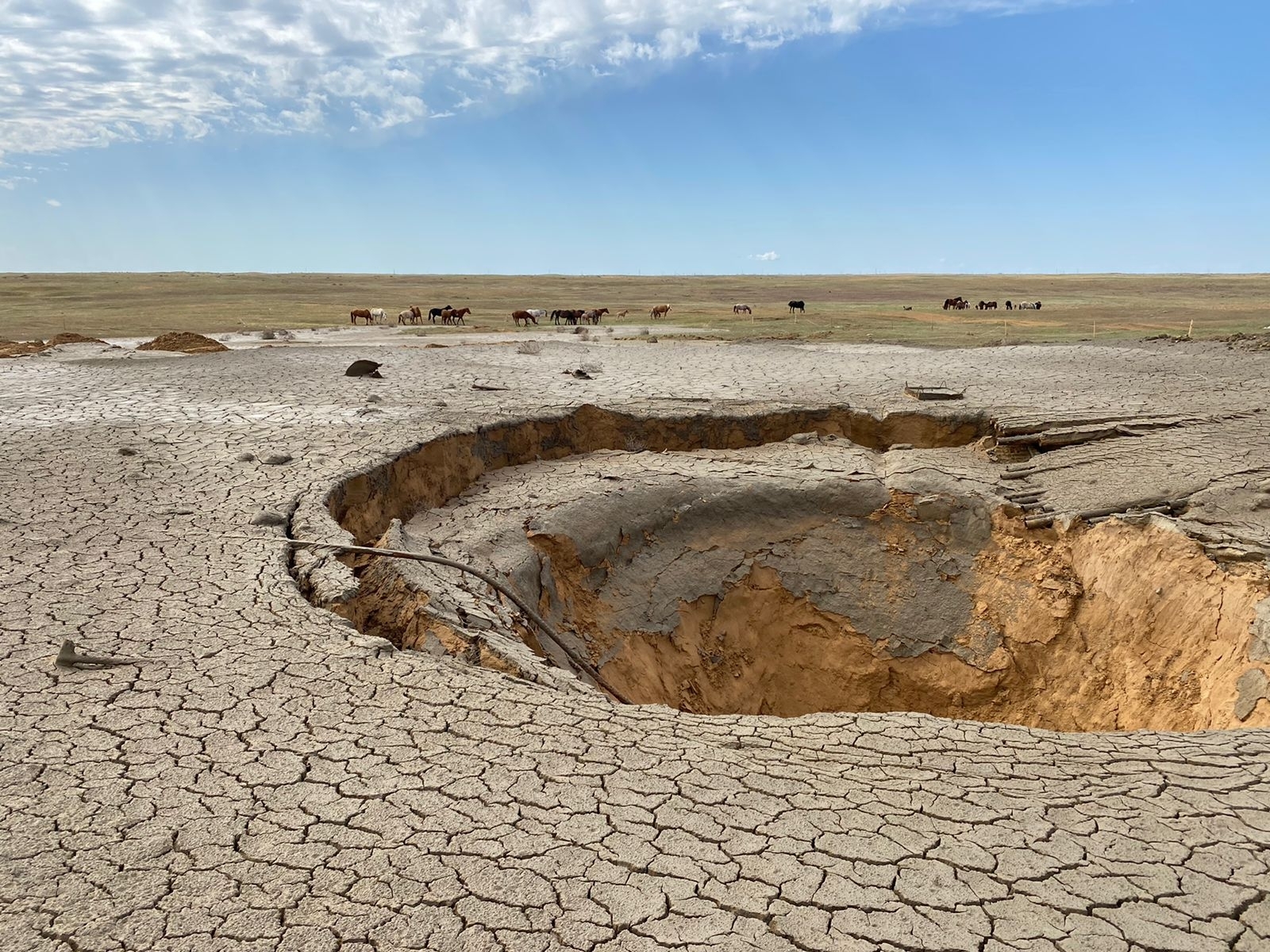 Под Астраханью из-за ошибки предпринимателя 13 часов бил фонтан из грязи из земли