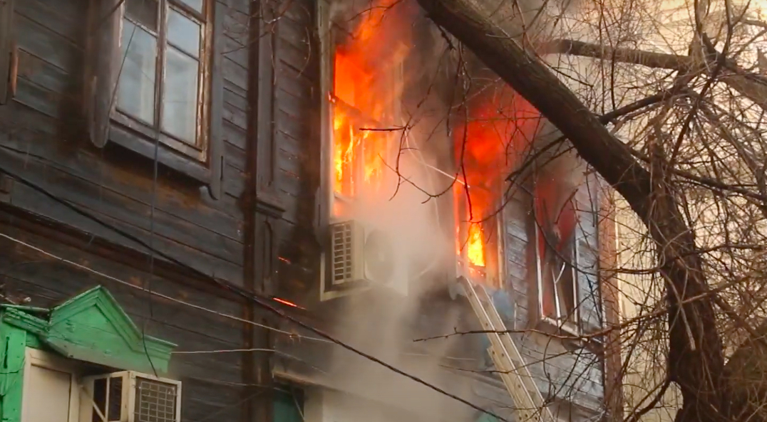В центре Астрахани в жилом доме произошел крупный пожар