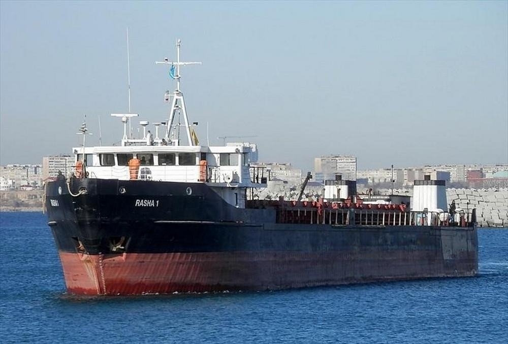 Под Астраханью сухогруз «Раша — 1» самостоятельно снялся с мели 