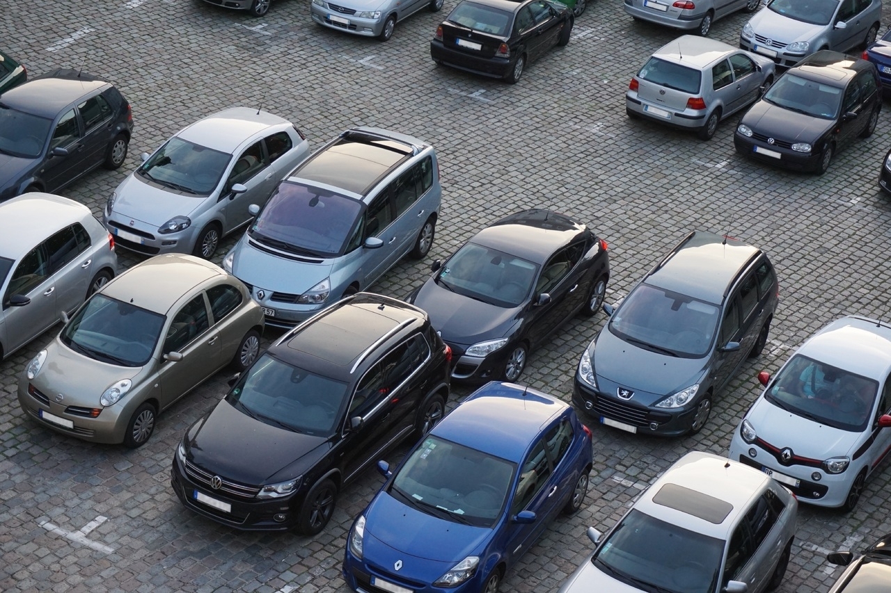 В петербургских автосалонах появились иномарки 2023 года