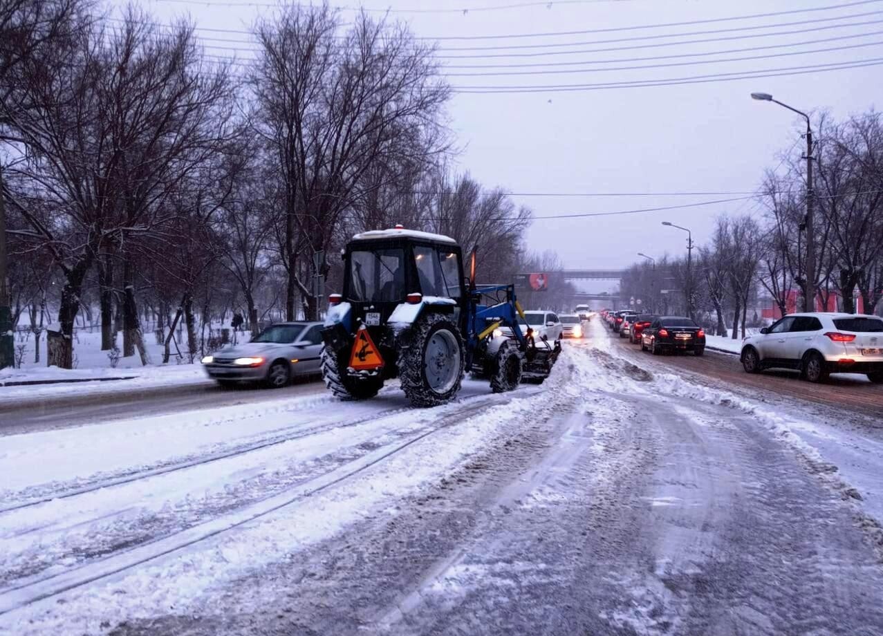 В Астрахань на устранение последствий снегопада выйдут 45 единиц спецтехники 