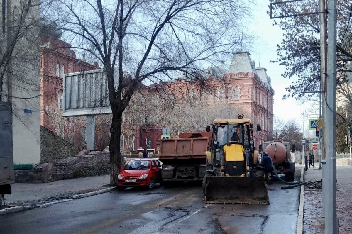 На Коммунистической улице в Астрахани ограничили движение из-за аварии на водопроводе 