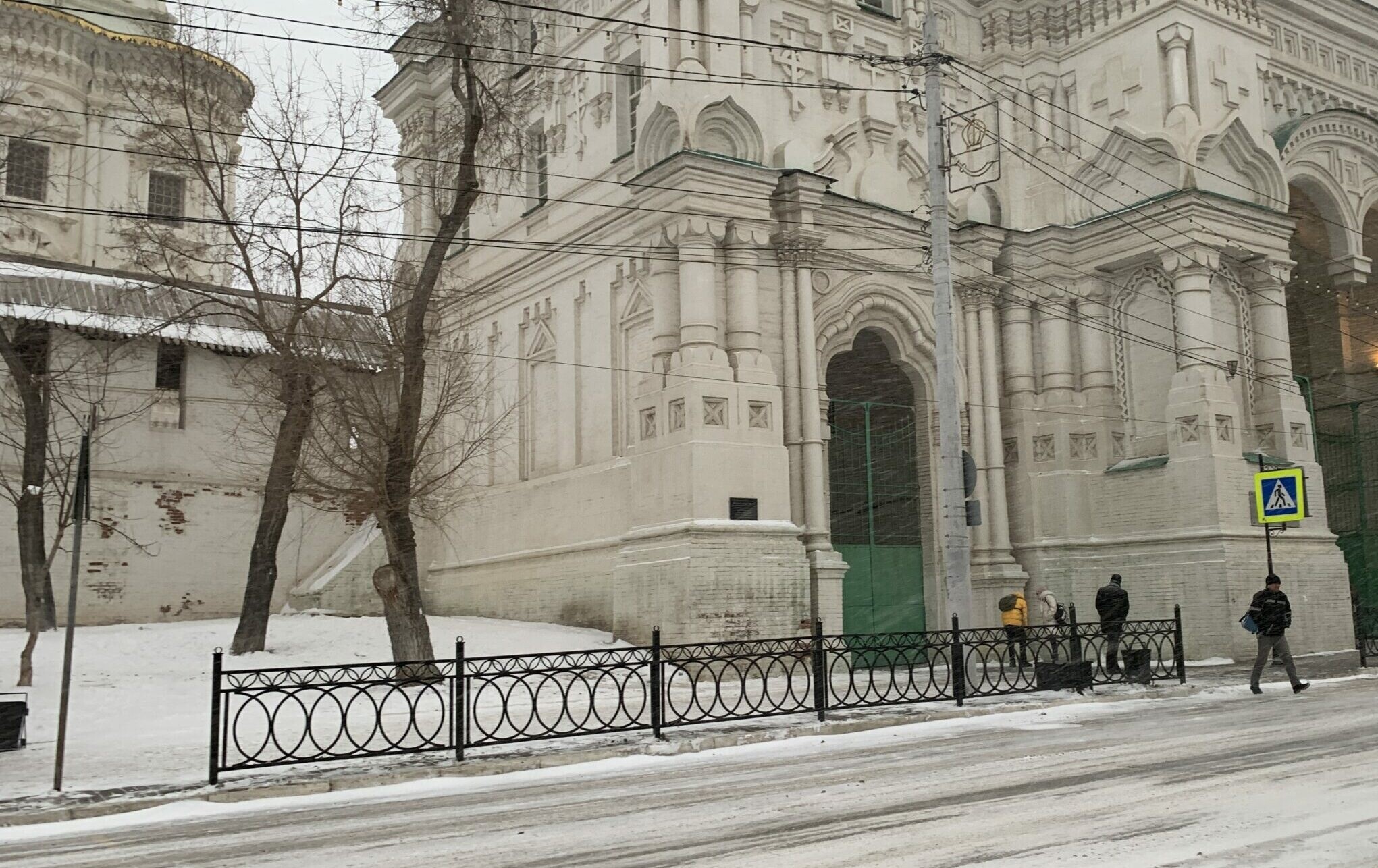 Метель в Астрахани: кадры с городских улиц