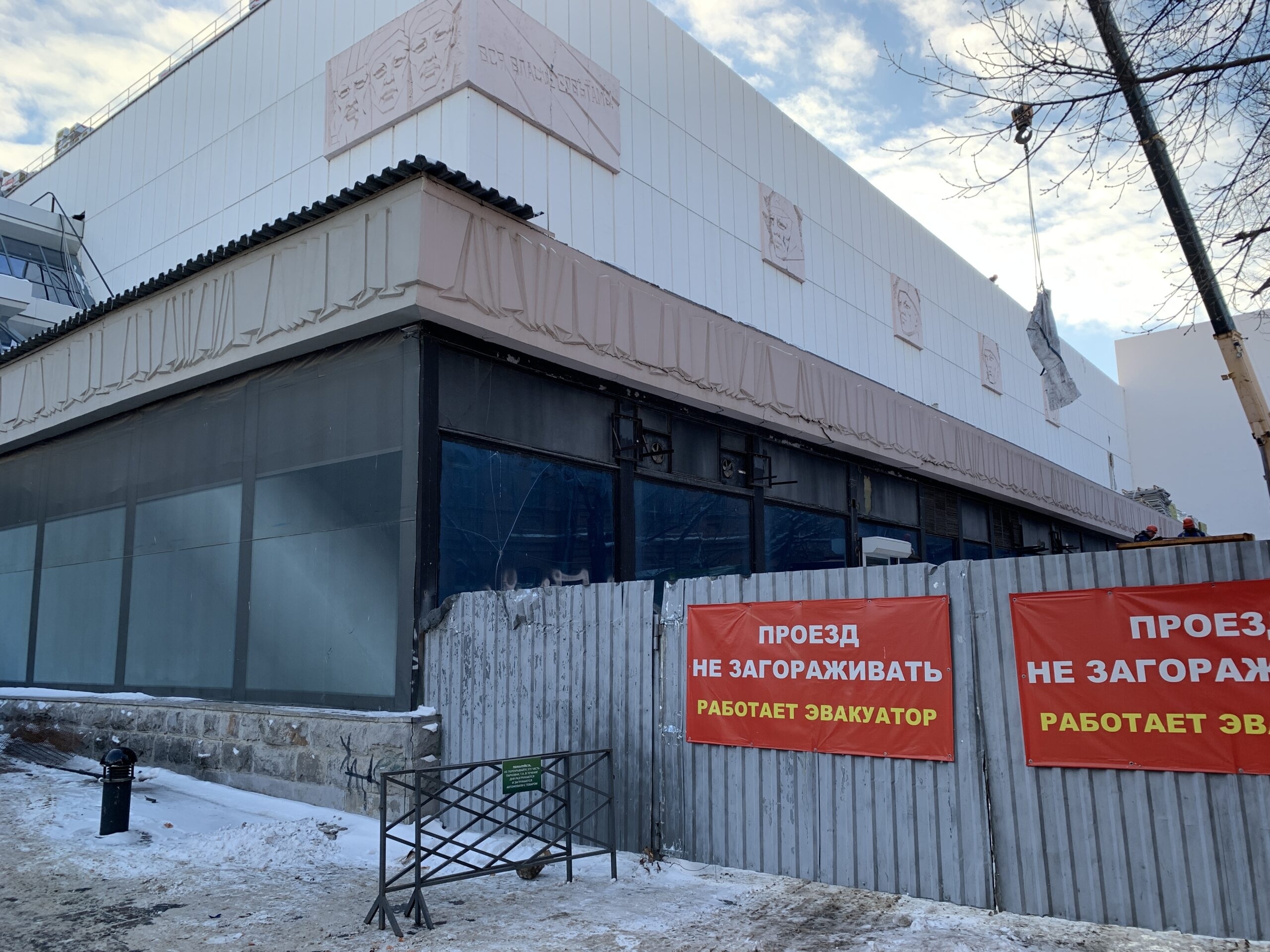 «Заглянуть за занавес»: в Астрахани продолжают реконструкцию сгоревшего кинотеатра «Октябрь»