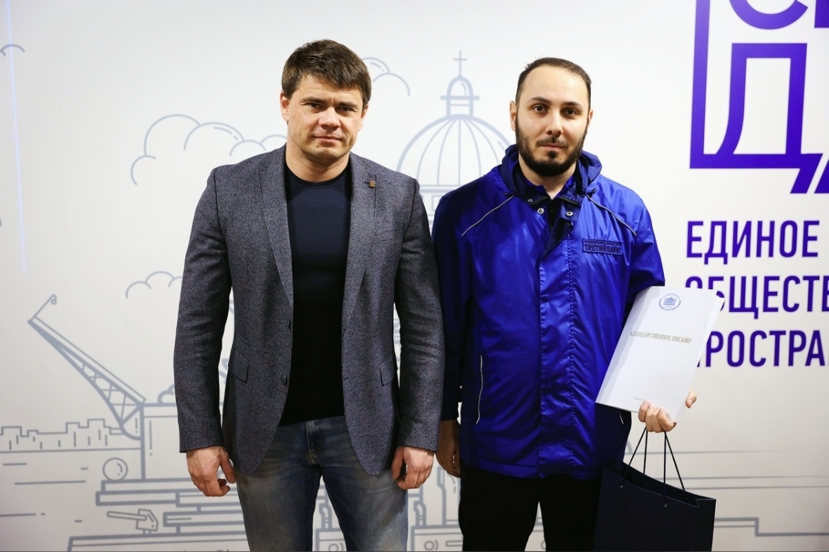 Депутат Госдумы РФ Сергей Боярский вручил благодарность водителю Руслану Бураеву, спасшему жизнь человека