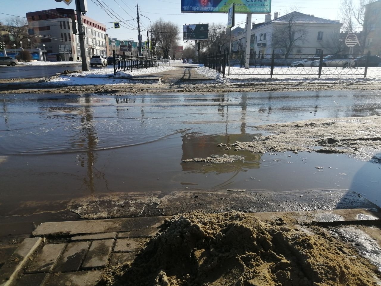 Улицы Астрахани уходят под воду из-за снегопадов