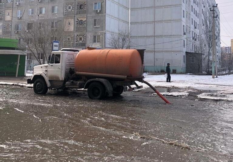 Астраханские коммунальщики принялись устранять «потоп» возле Храма Святого Князя Владимира