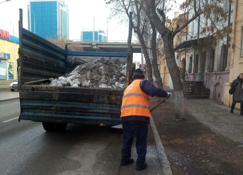В Астрахани продолжают откачивать талые воды и устранять наледь 