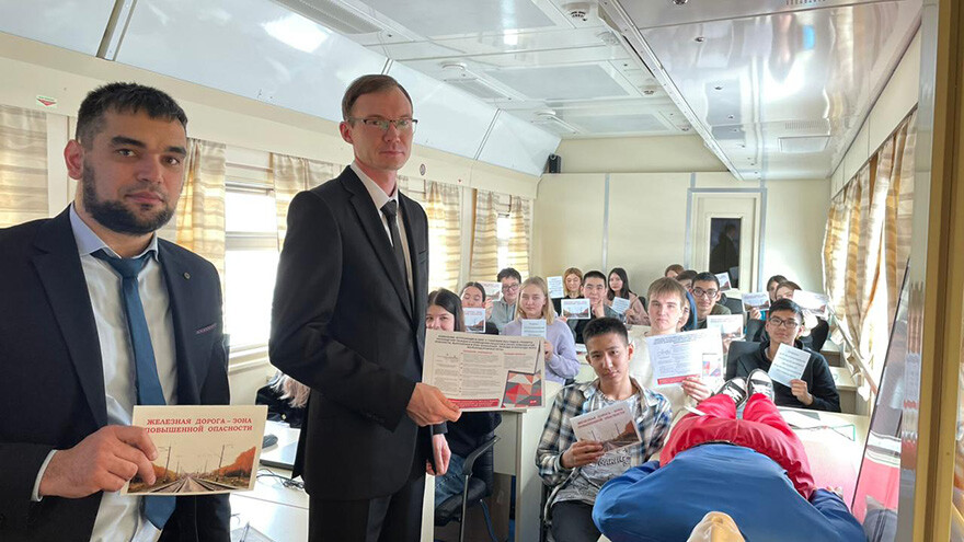 ПривЖД провела урок для юных астраханцев в новом вагоне охраны труда