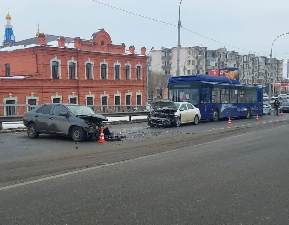 В Астрахани в ДТП на Новом мосту пострадали два водителя иномарок 