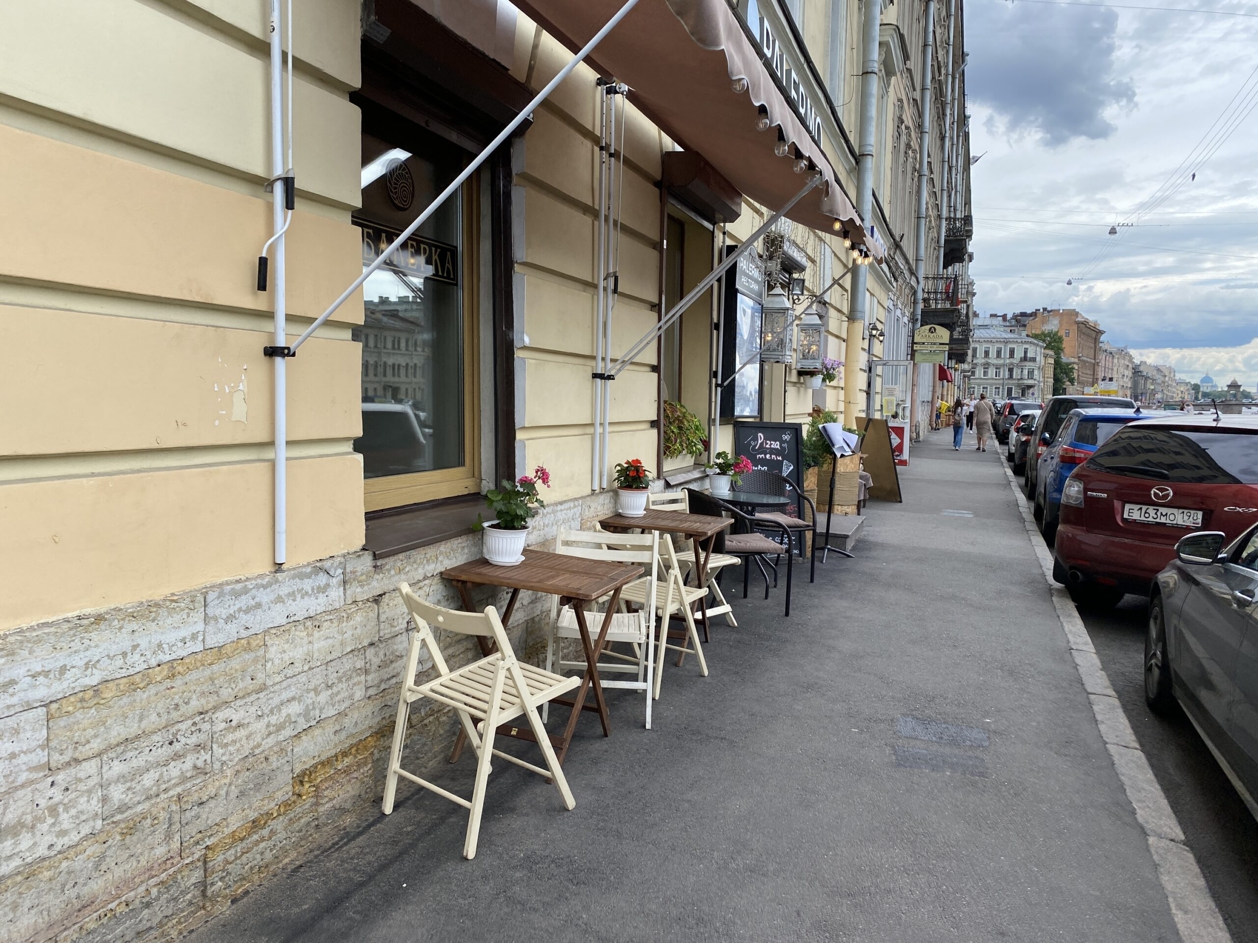 Рестораторам Петербурга разрешили ставить летние террасы уже 16 апреля