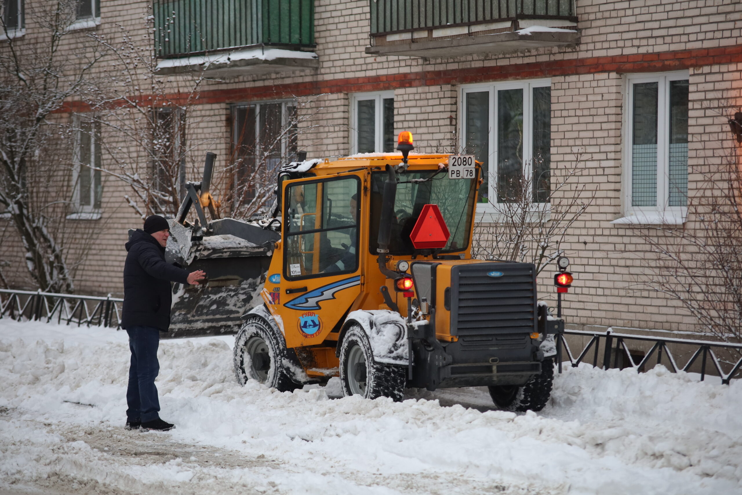 К уборке Мурманской области от снега привлекли более 600 единиц техники