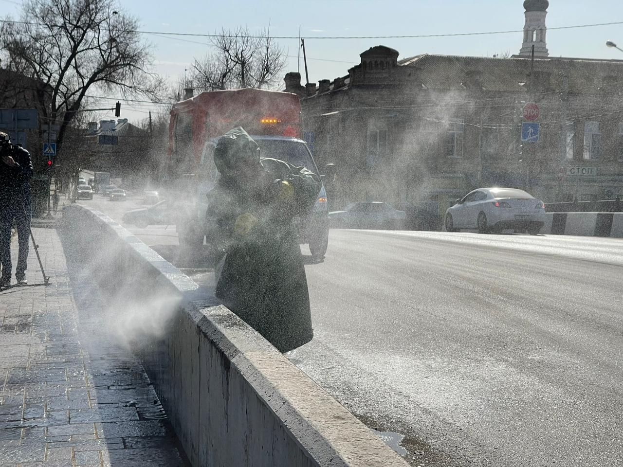 В Астрахани приводят в порядок ограждения мостов
