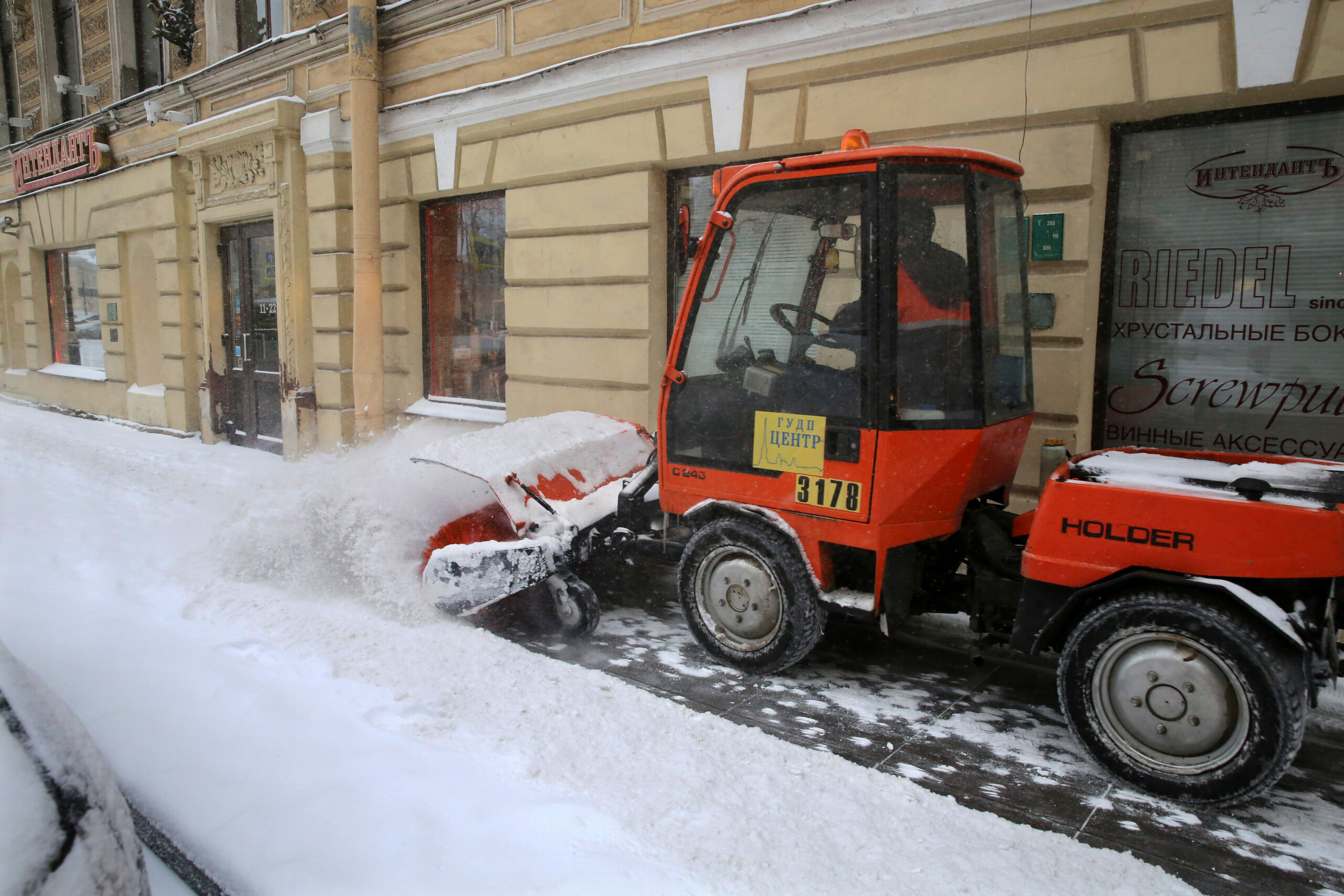 Петербуржцы не могут припарковаться в платных зонах из-за уборки снега