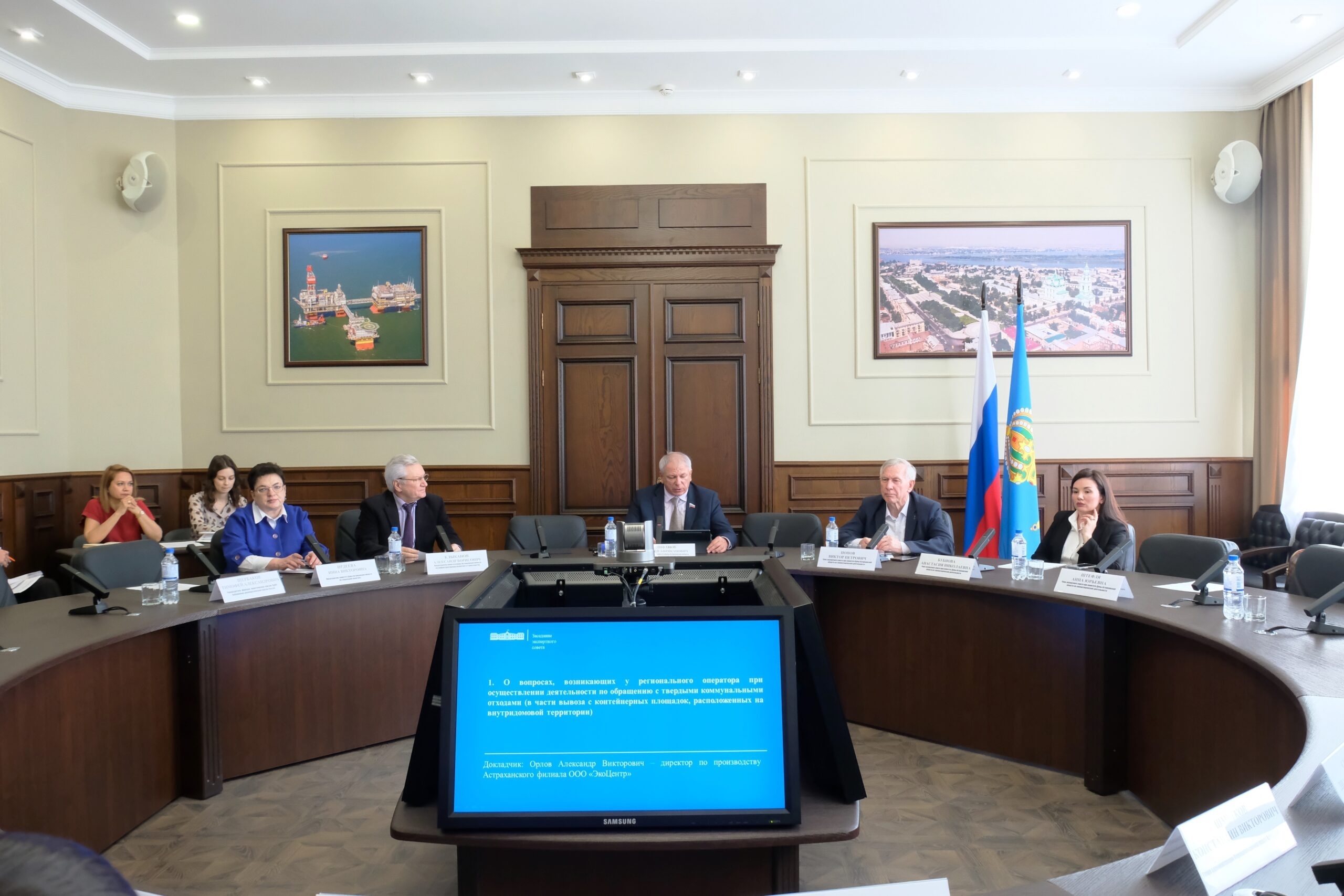 Астраханцам хотят запретить парковку у мусорников