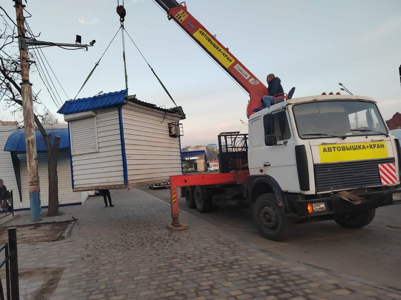 В Астрахани ликвидировали несанкционированные киоски