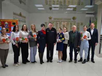 Юным астраханкам торжественно вручили паспорта