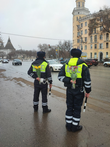 Полицейские Астрахани присоединились к акции «Цветы для автоледи»
