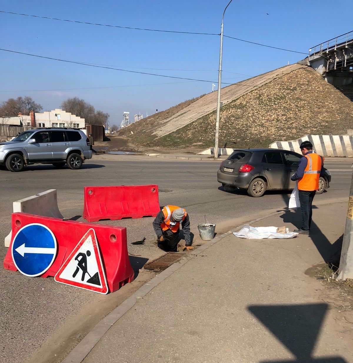 В Астрахани начали зачистку ливневки на Б. Хмельницкого