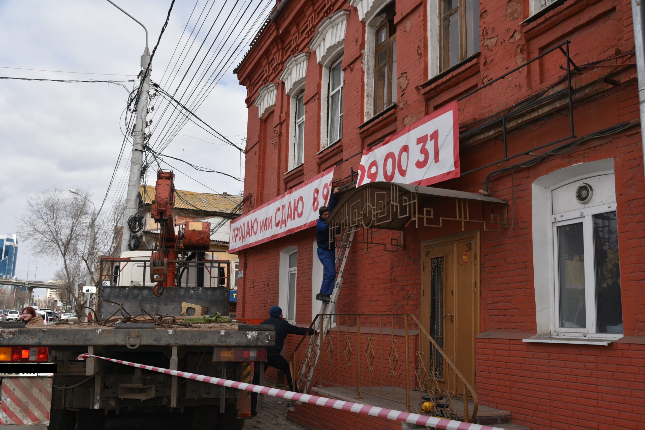 Астрахань освободили от 1400 незаконных рекламных конструкций 