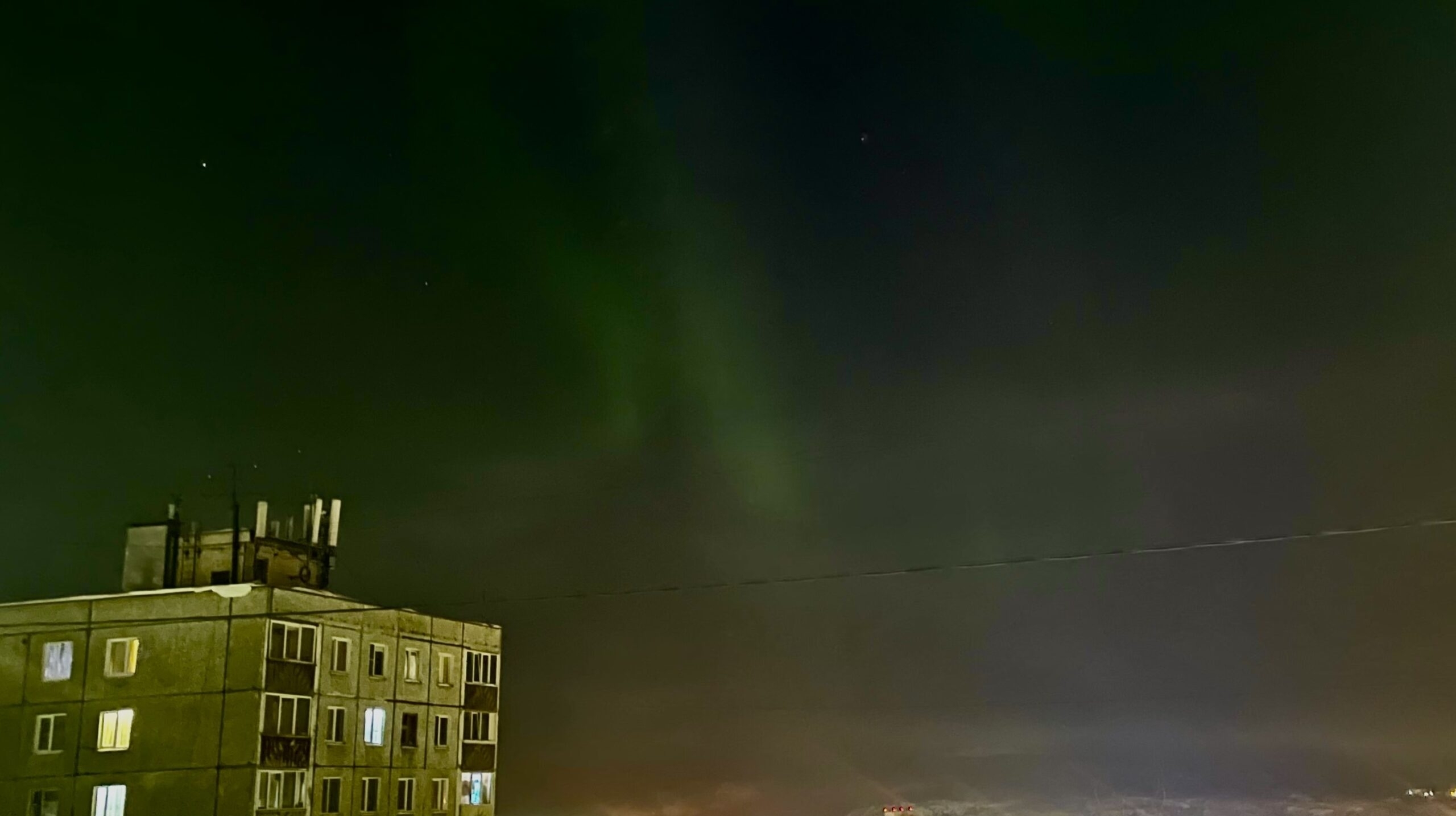 Северное сияние озарило небо над Мурманском