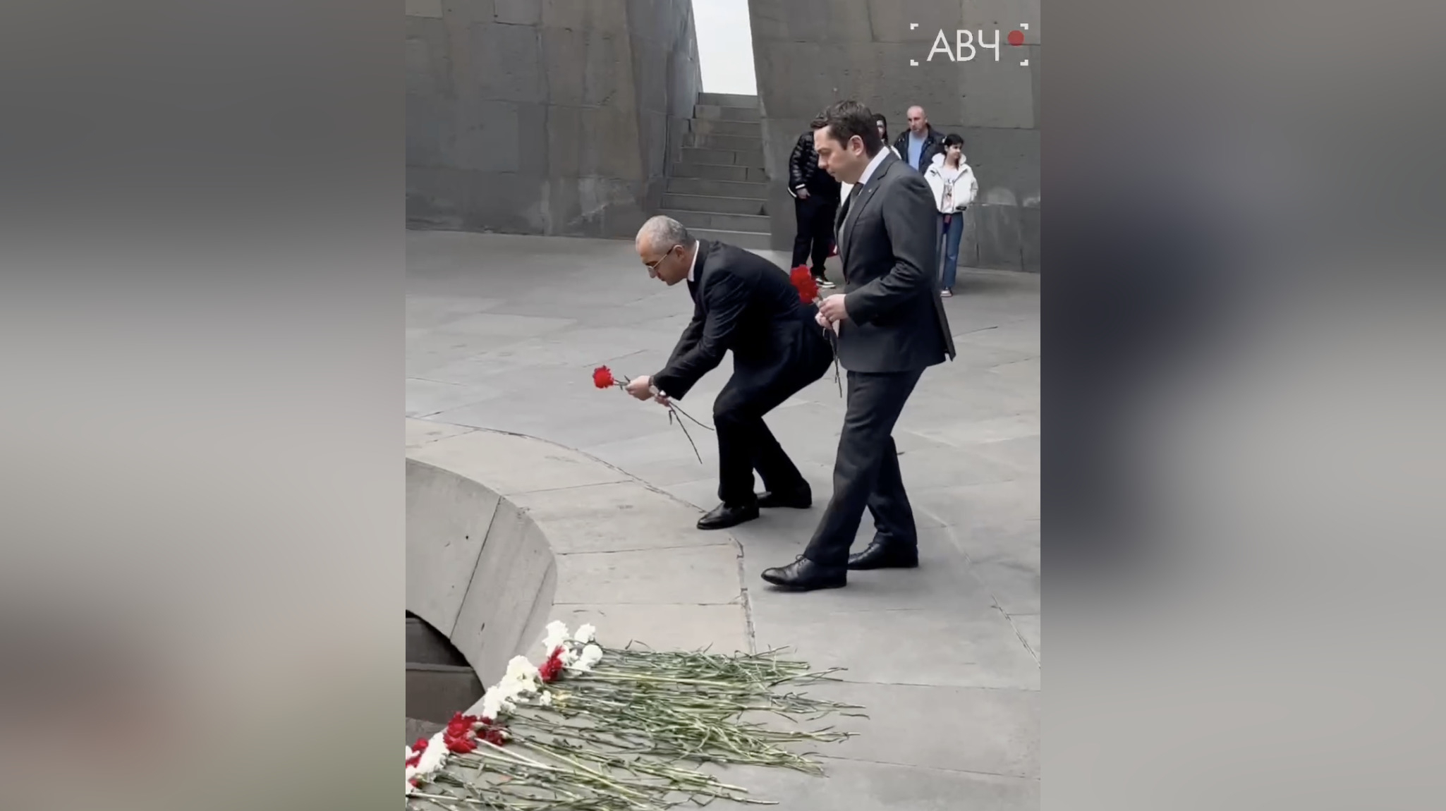 Андрей Чибис возложил цветы к мемориалу жертвам геноцида армян
