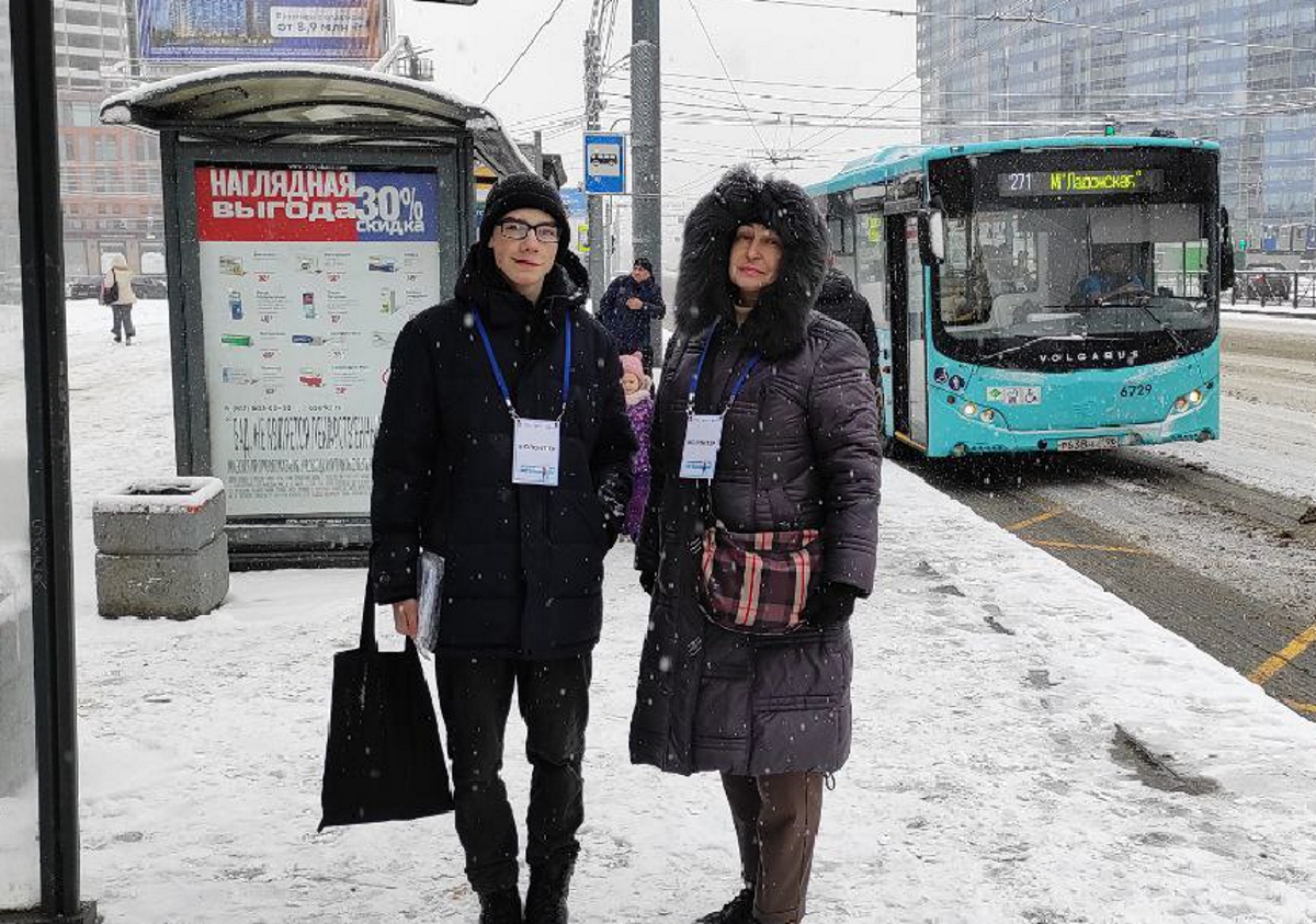 Волонтеры помогают петербуржцам на «Ладожской» даже в сложных погодных условиях