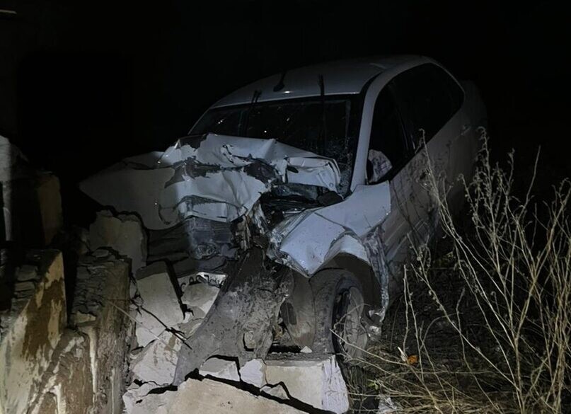 Ночью в Астраханской области «Гранта» на скорости врезалась гараж