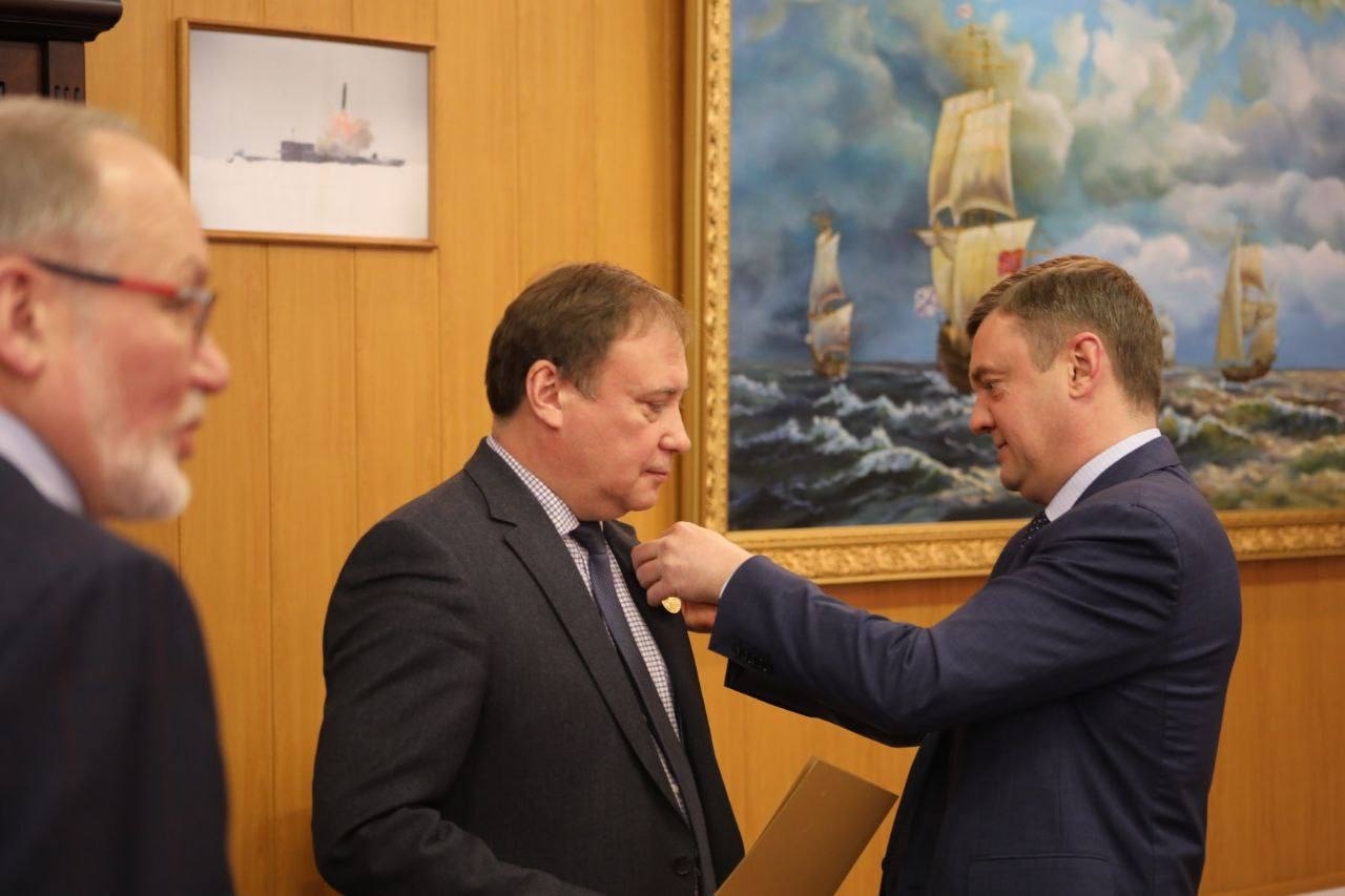 Гендиректору «МПО — Гидроприбор» вручили памятный знак «350 лет Петру Великому»