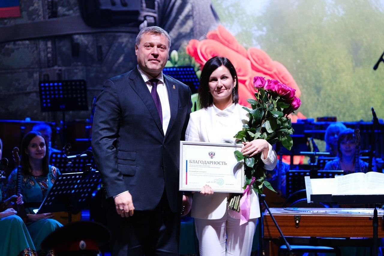 Губернатор Игорь Бабушкин поздравил астраханок с 8 Марта