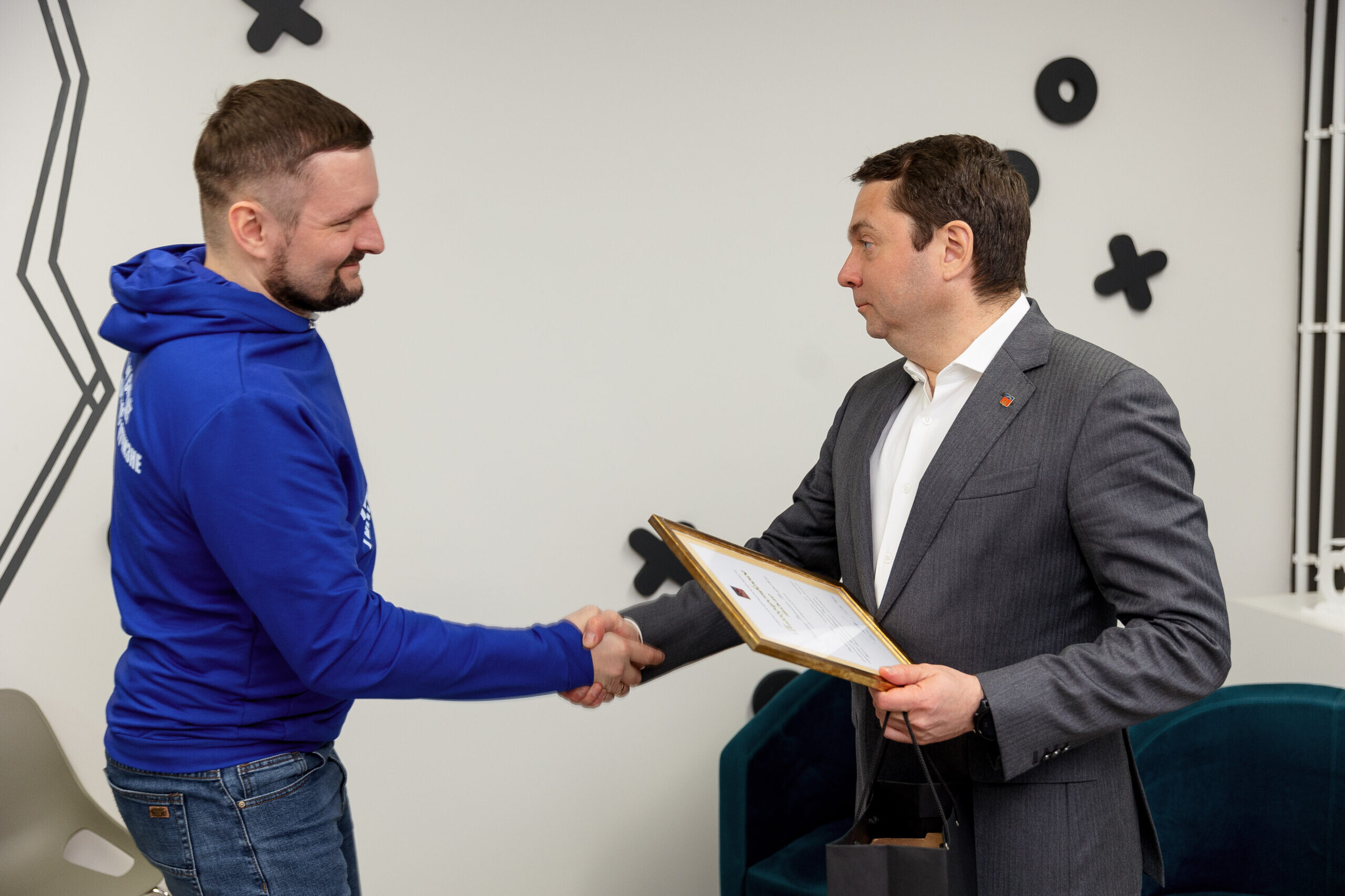 Андрей Чибис наградил волонтеров регионального отделения «Молодой Гвардии Единой России»