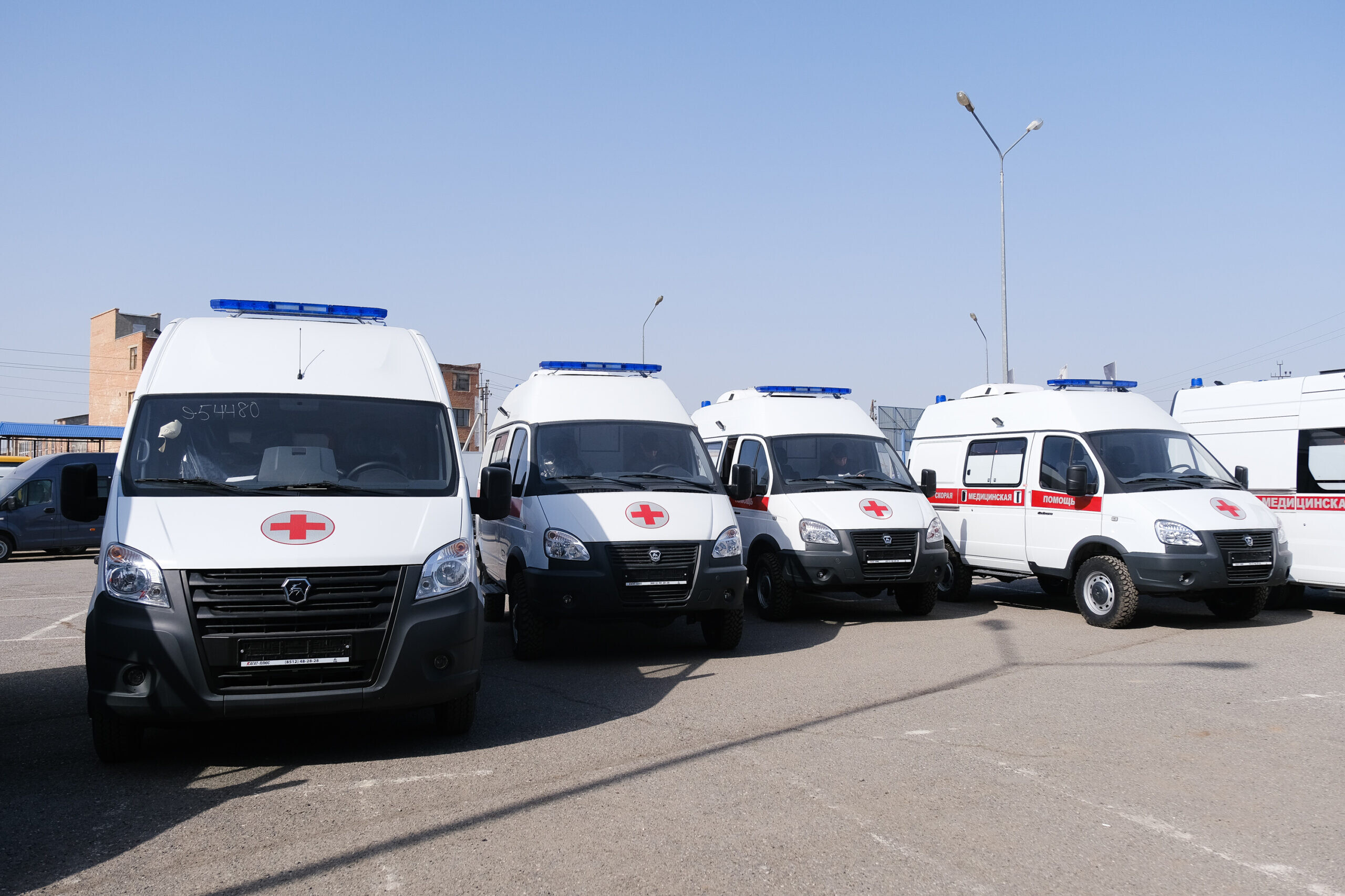 Астраханским медучреждениям передали девять новых автомобилей «скорой» 