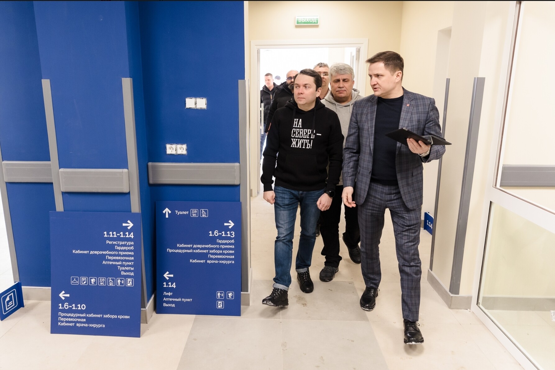 Андрей Чибис оценил ход ремонтных работ поликлиники в Мурмашах перед ее открытием