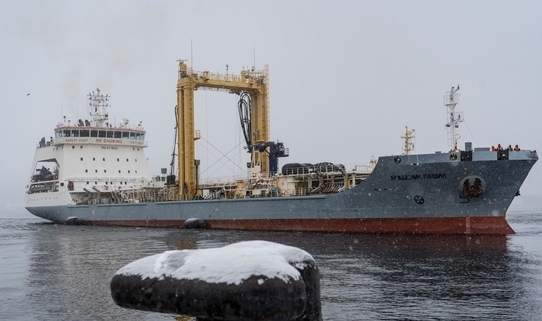 Мурманский порт встретил морской танкер «Академика Пашина» после восьмимесячного похода