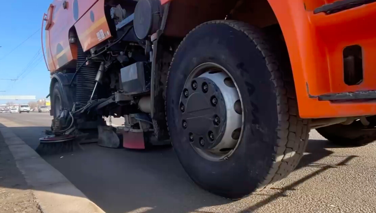 Волгоград очистят от остатков песка на дорогах 