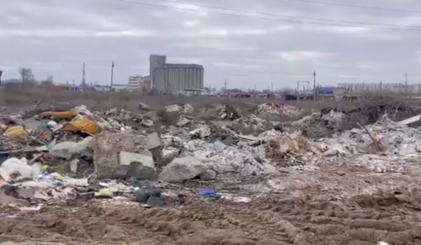В Астрахани после зимы образовалась километровая свалка 