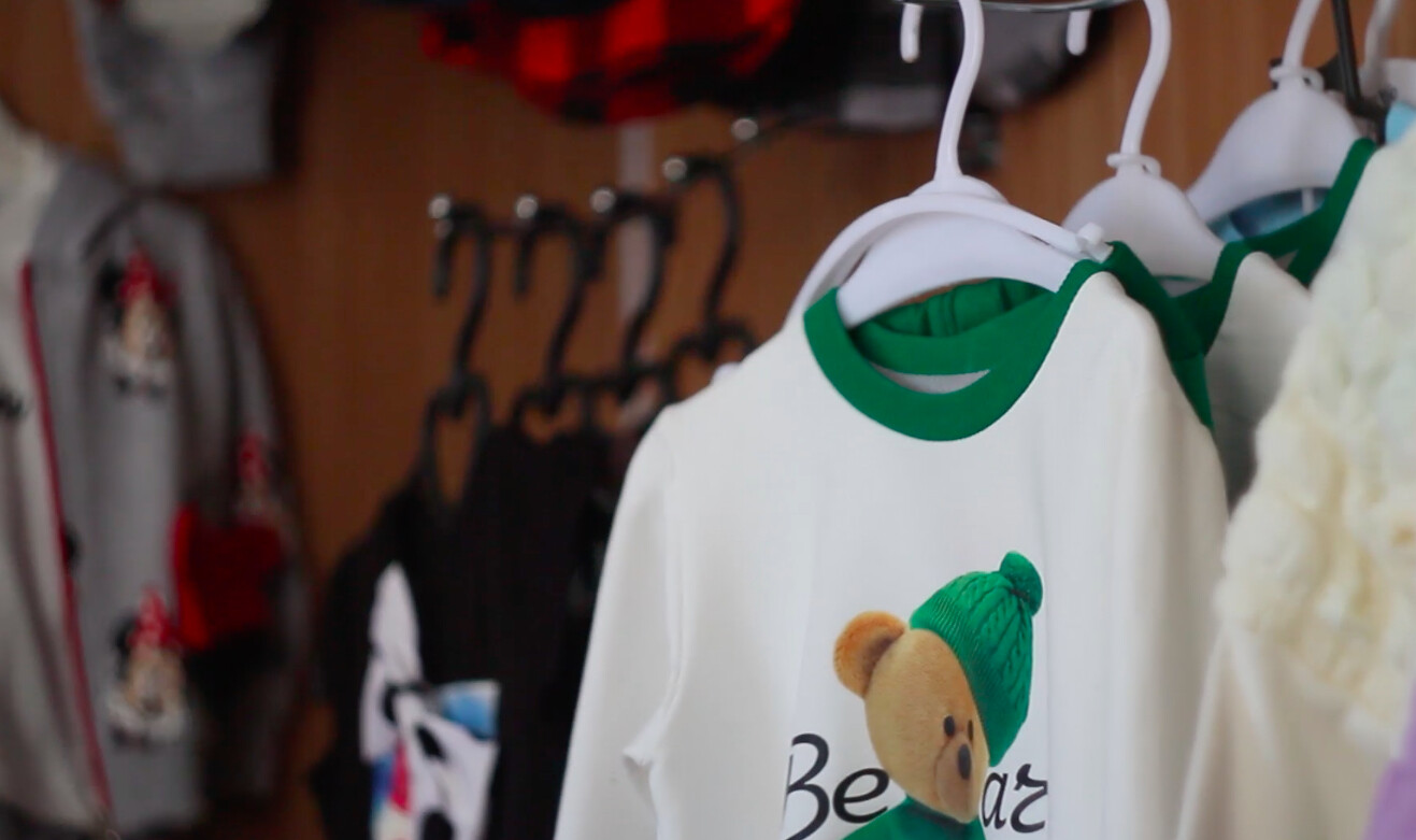 Астраханка открыла свой бизнес по продаже детской одежды 