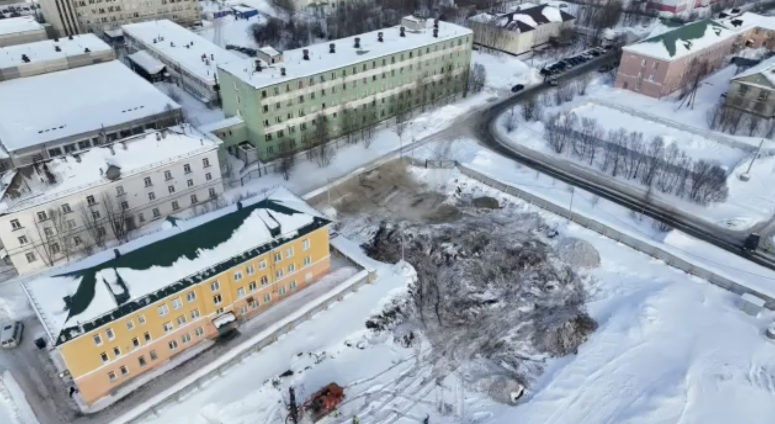 В Мурманске продолжается подготовка площадки для строительства школы на Советской