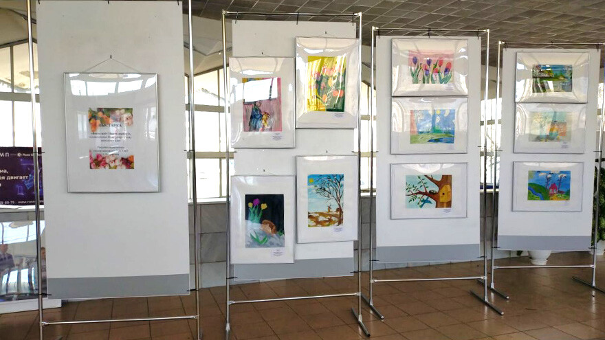 На ЖД-вокзале в Астрахани открыли выставку детских рисунков