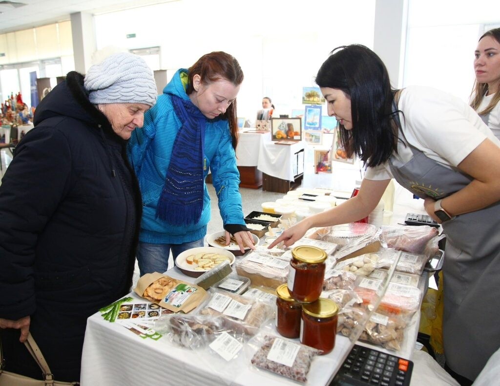 В Астрахани прошла премьерная партнерская ярмарка для самозанятых и предпринимателей 