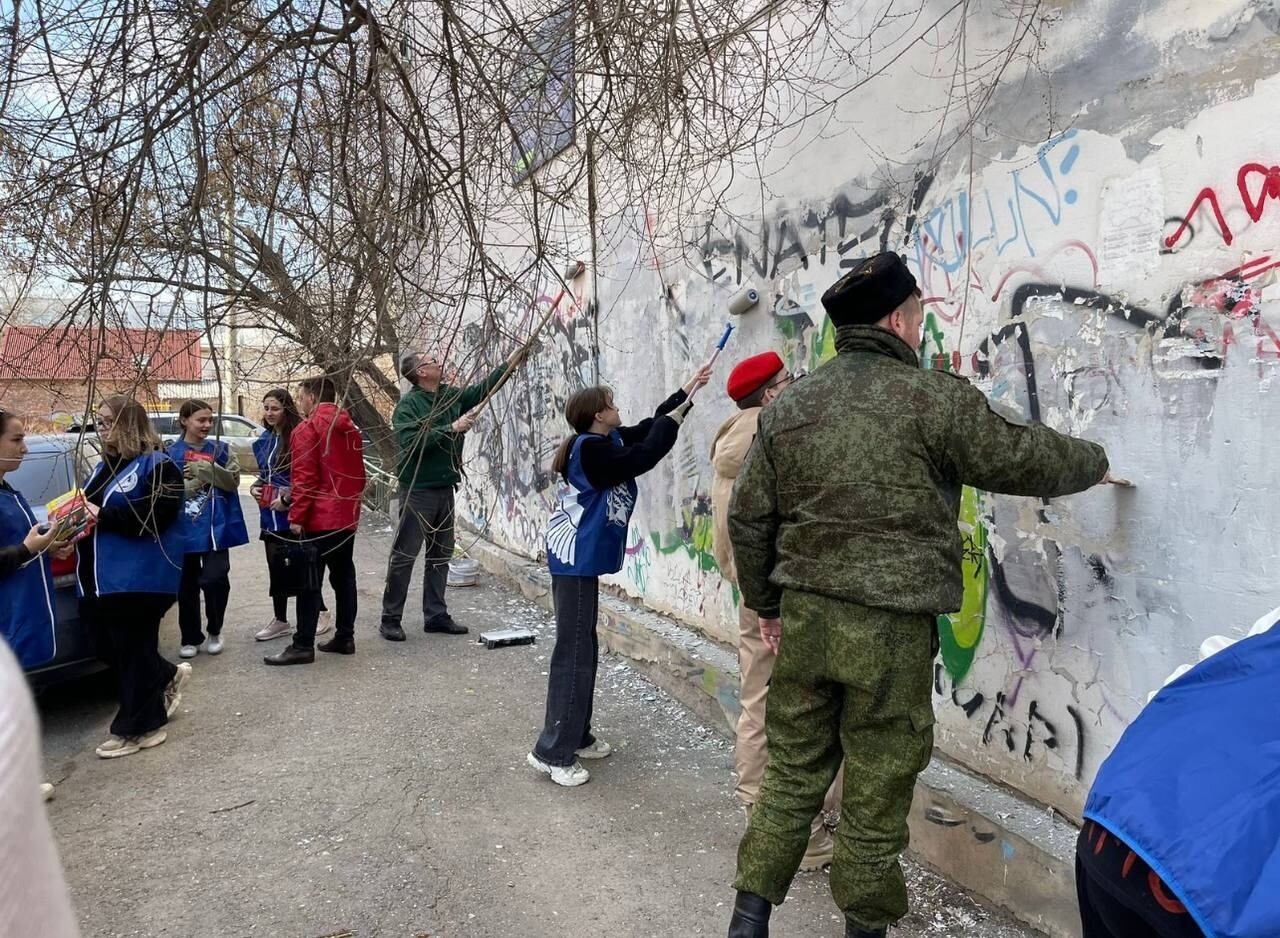 Свыше 350 надписей с незаконной рекламой закрасили в Астрахани 