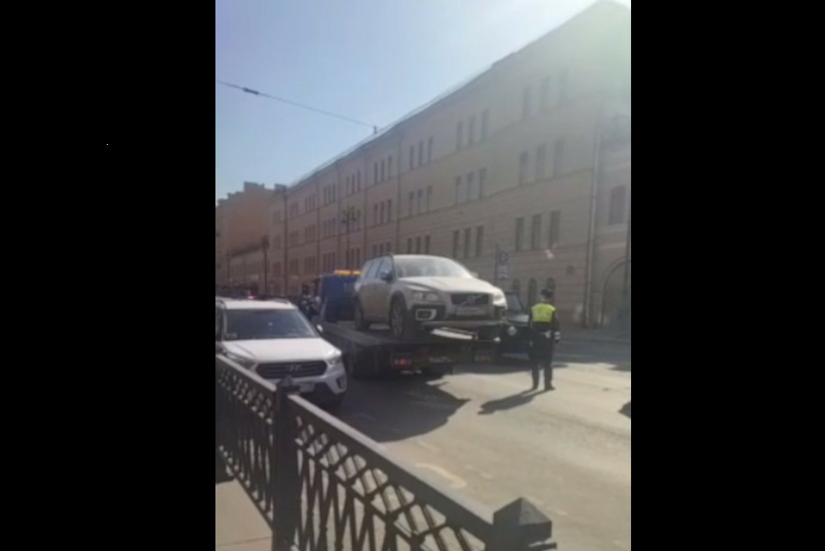 В Петербурге эвакуируют машины любителей парковаться на местах для инвалидов
