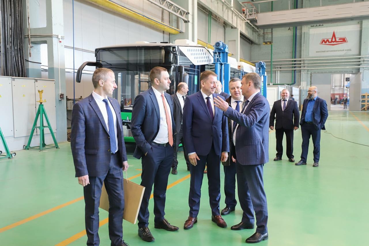Вице-губернатор Петербурга Кирилл Поляков посетил Минский автомобильный завод